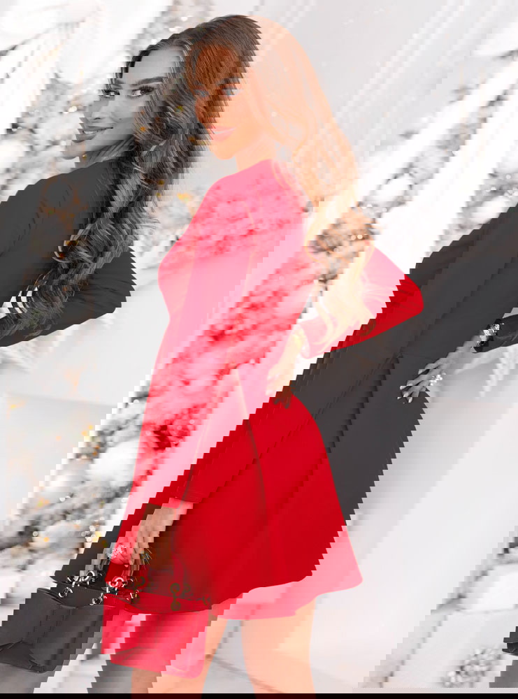 Malinowa sukienka z przekładanym...