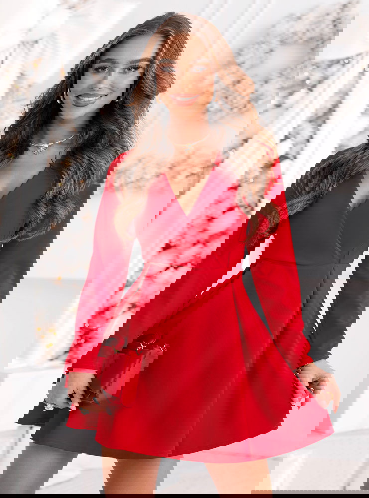 Malinowa sukienka z przekładanym...