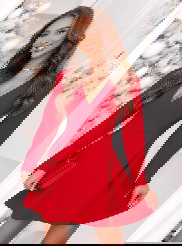 Malinowa sukienka z przekładanym...