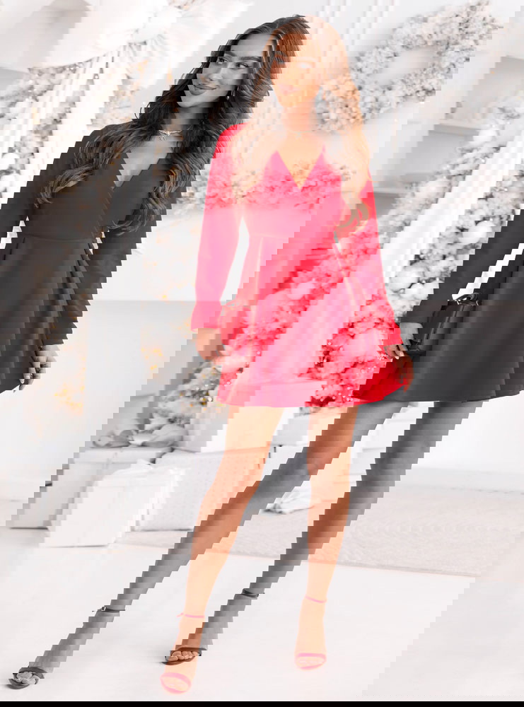 Malinowa sukienka z przekładanym...