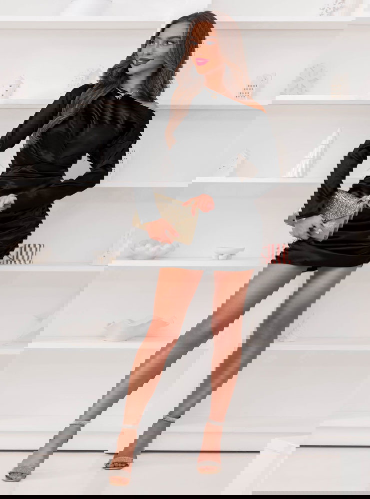 Czarna sukienka mini z odkrytym...