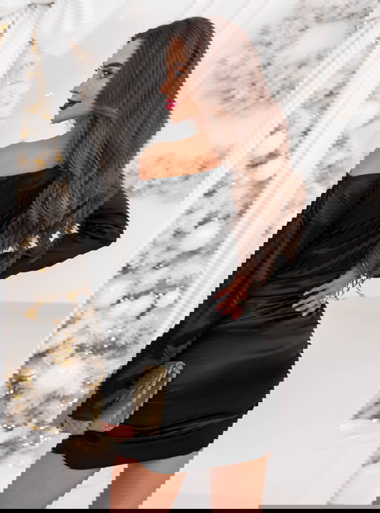 Czarna sukienka mini z odkrytym...