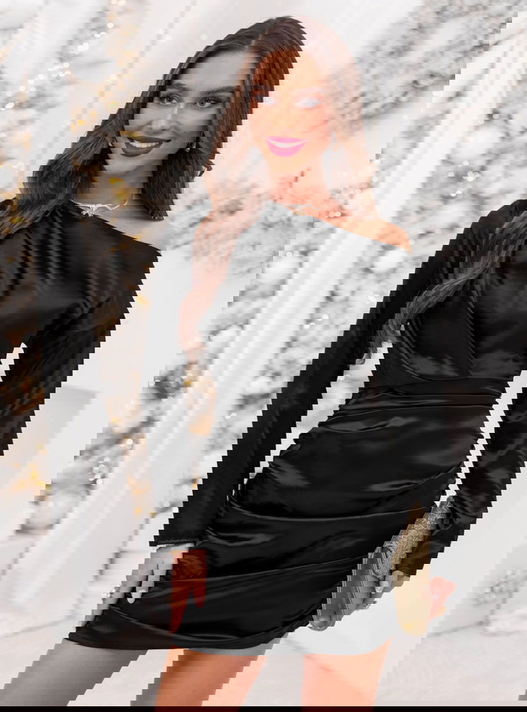 Czarna sukienka mini z odkrytym...