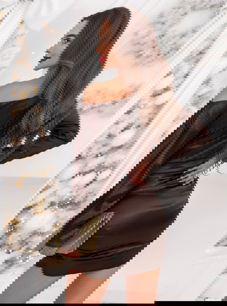 Czekoladowa sukienka mini z odkrytym...