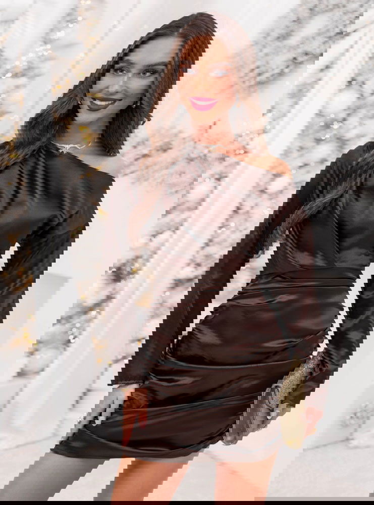 Czekoladowa sukienka mini z odkrytym...