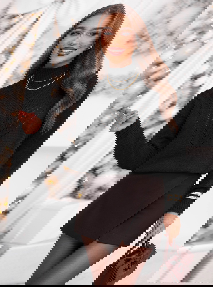 Czarny sweter z golfem Launale