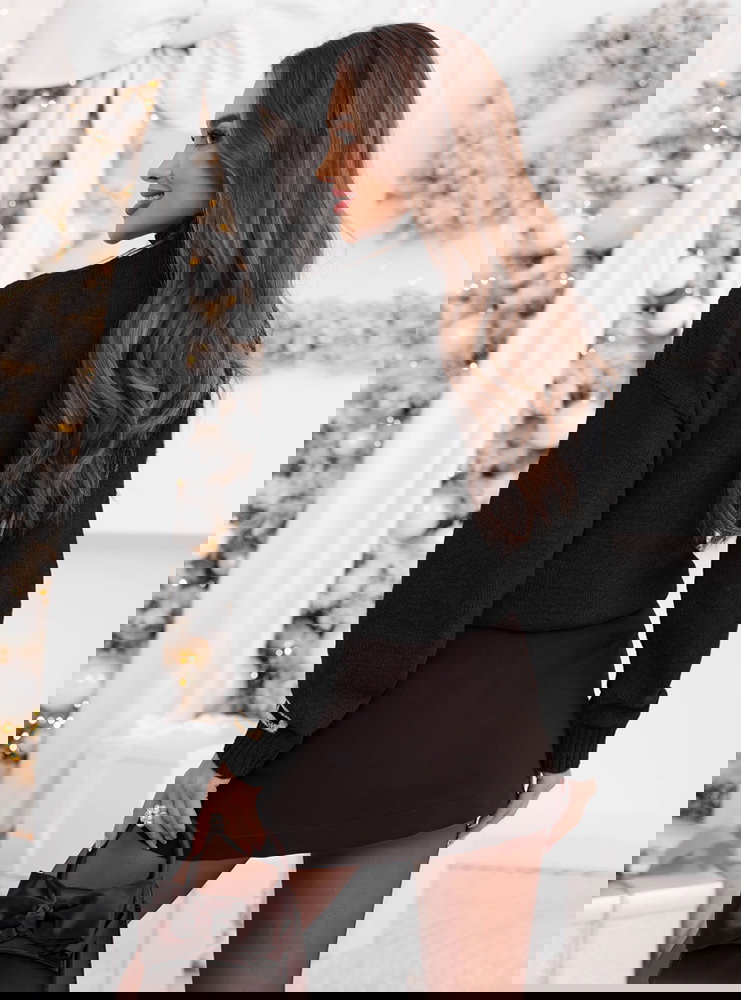 Czarny sweter z golfem Launale