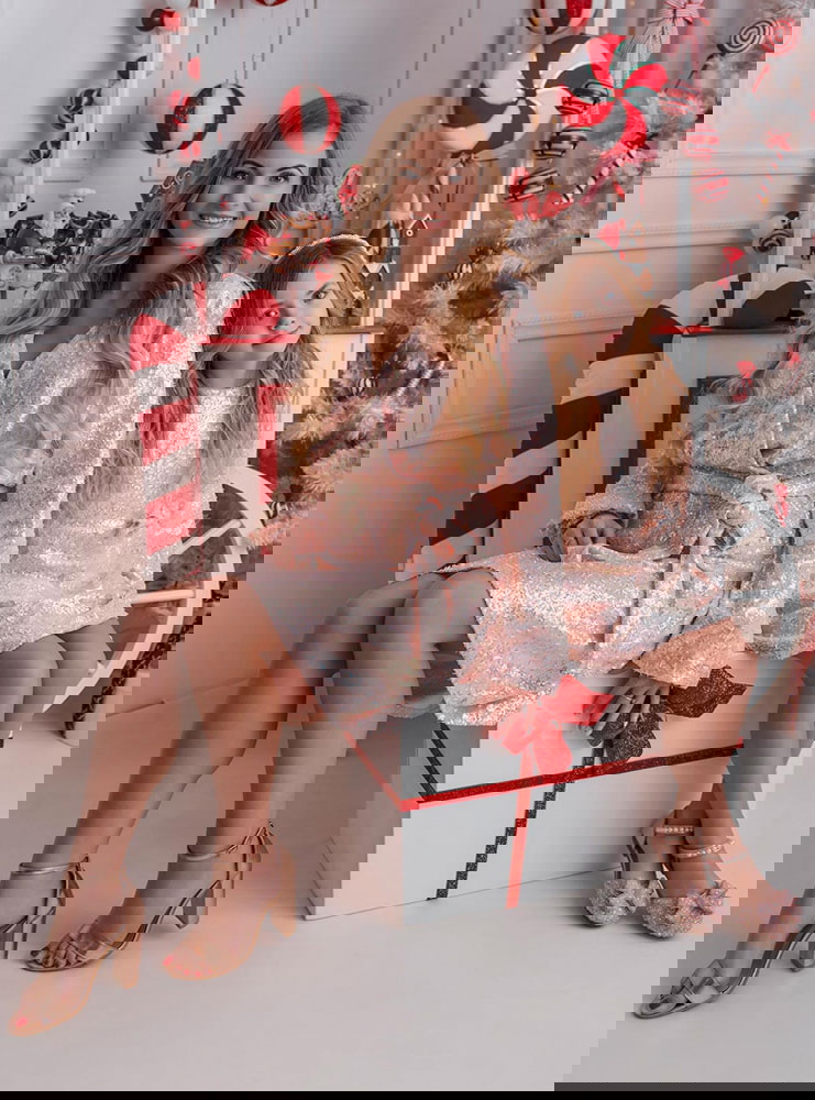 Pudrowy zestaw cekinowych sukienek...