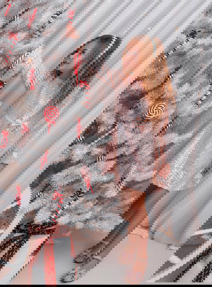 Pudrowy zestaw cekinowych sukienek...