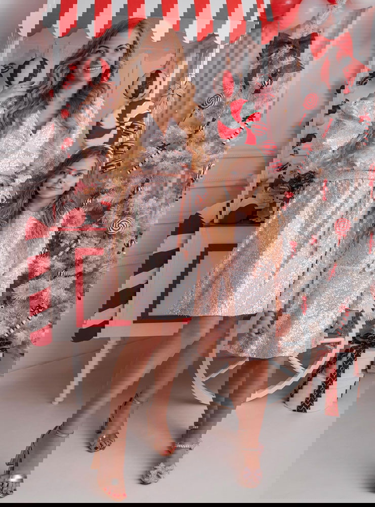 Pudrowy zestaw cekinowych sukienek...