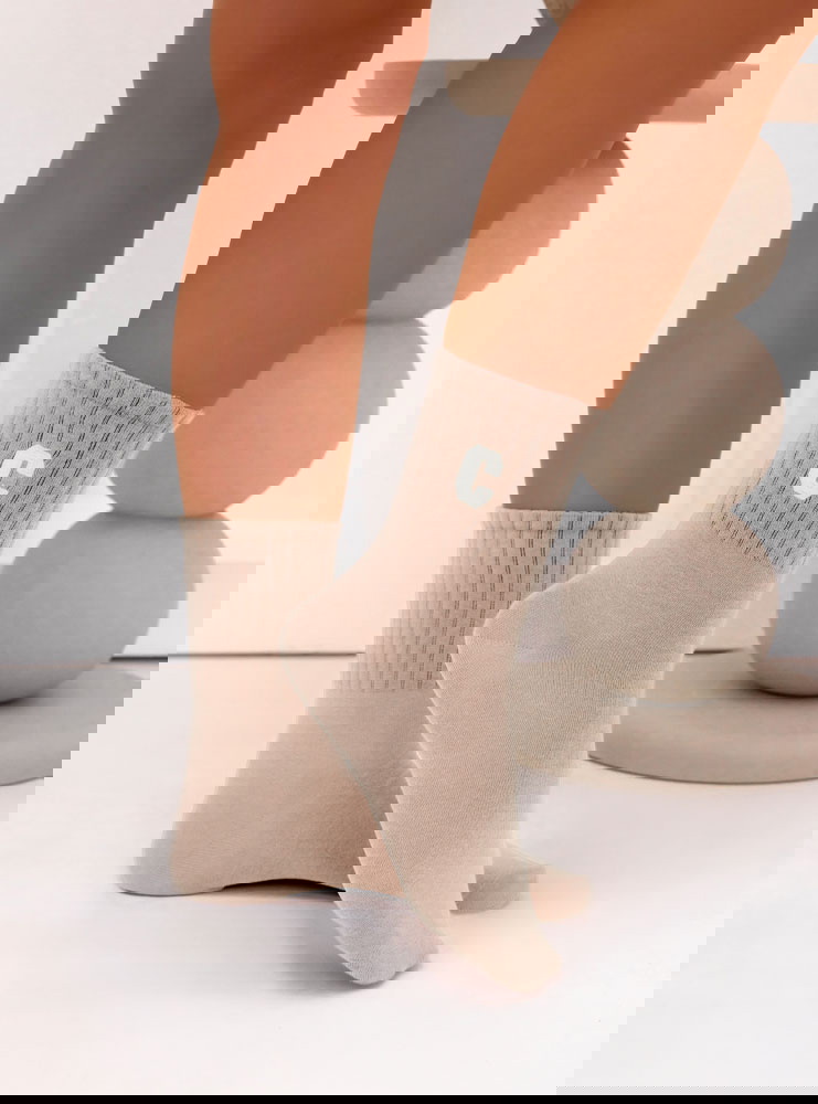 Jasnobeżowe skarpetki z ozdobnym...