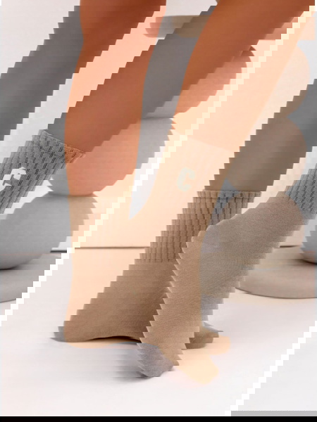 Beżowe skarpetki z ozdobnym...