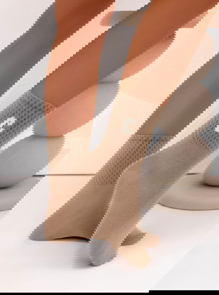 Beżowe skarpetki z ozdobnym motywem...