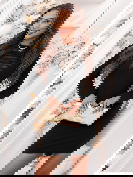 Czarna dopasowana sukienka...