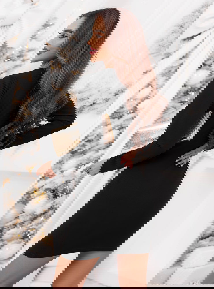 Czarna dopasowana sukienka z tiulowym...