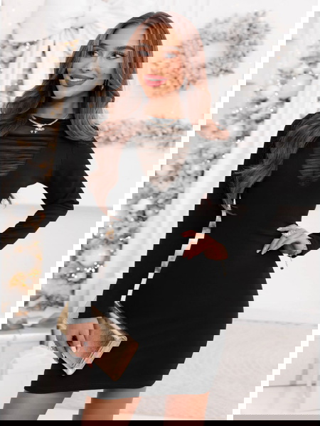 Czarna dopasowana sukienka... 2