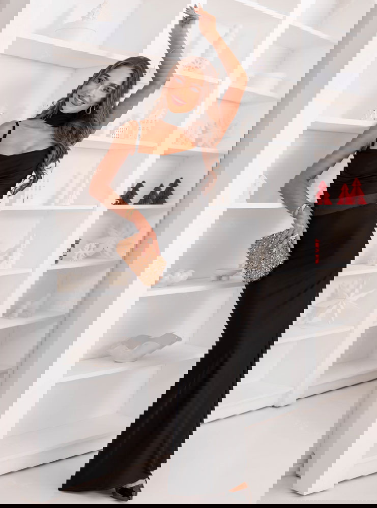 Czarna długa sukienka na ramiączkach...