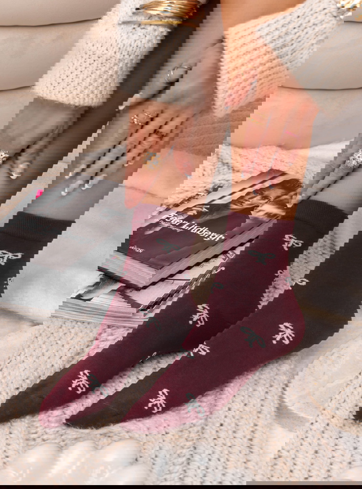 Bordowe skarpetki z ozdobnym wzorem...