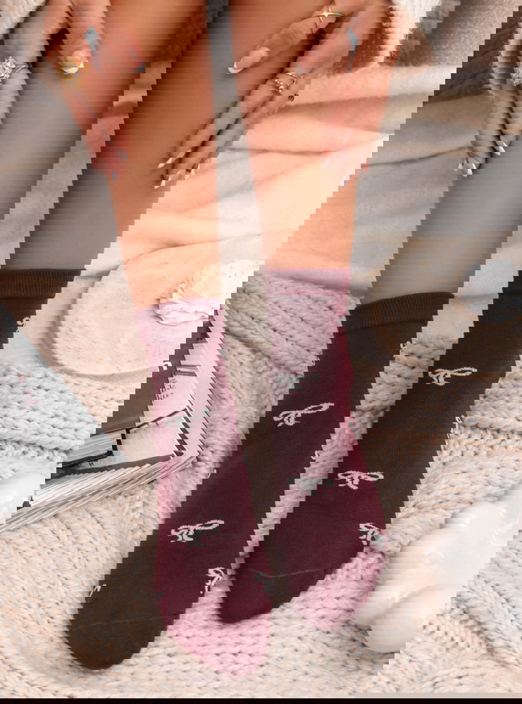 Bordowe skarpetki z ozdobnym wzorem...