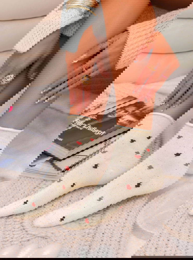 Beżowe skarpetki z ozdobnym wzorem...