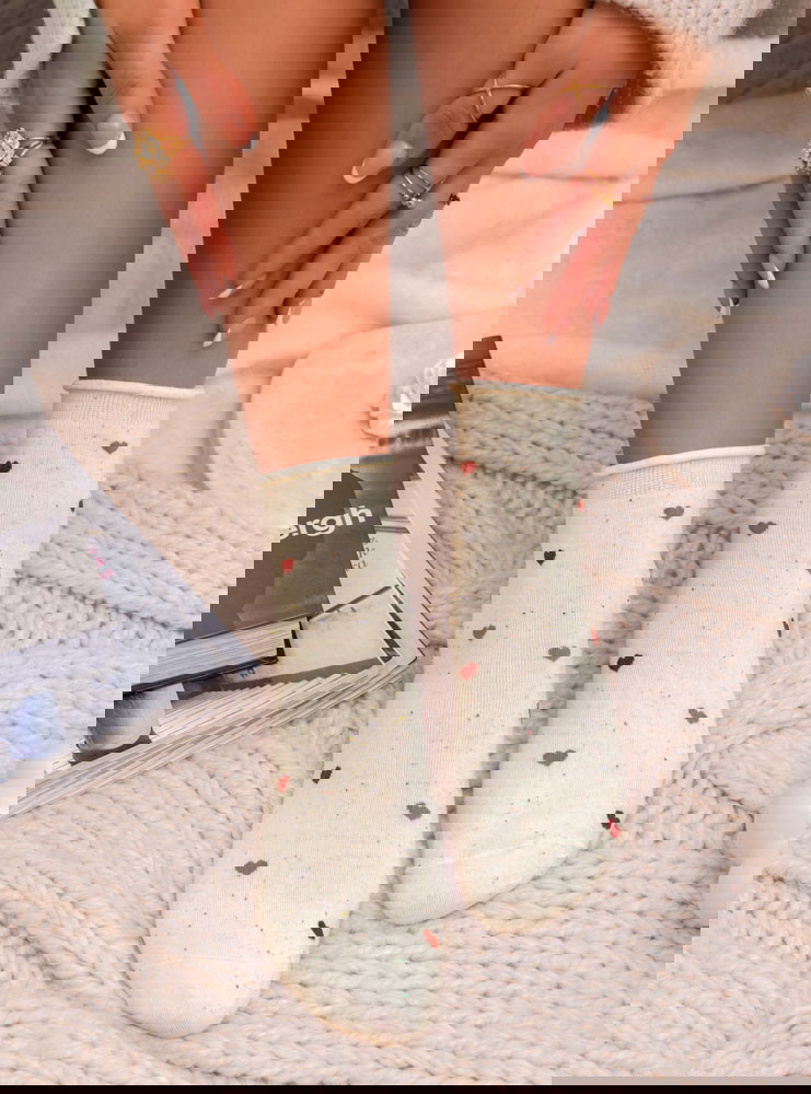 Beżowe skarpetki z ozdobnym wzorem...