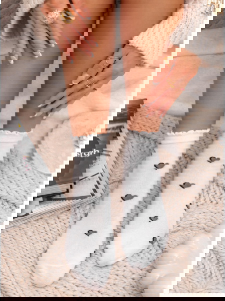 Białe skarpetki z ozdobnym...