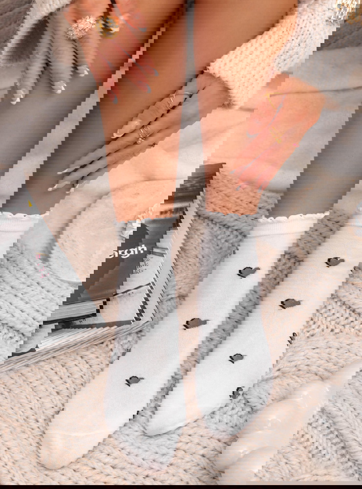 Białe skarpetki z ozdobnym wzorem...