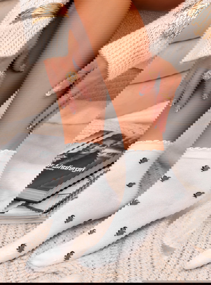 Białe skarpetki z ozdobnym wzorem...