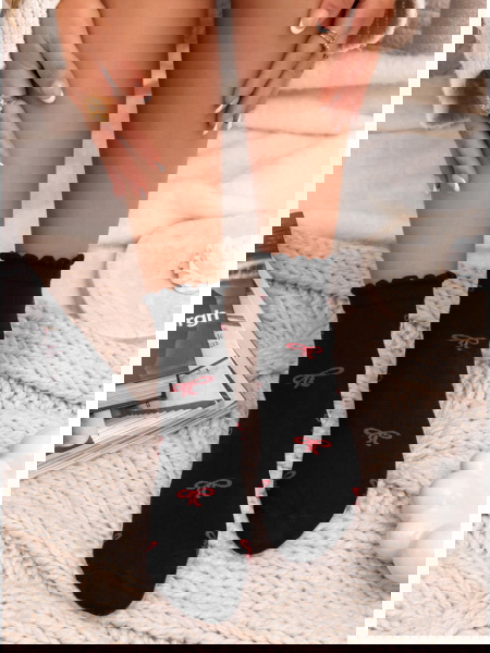 Czarne skarpetki z ozdobnym...