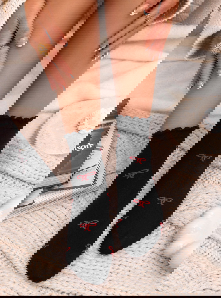 Czarne skarpetki z ozdobnym wzorem...