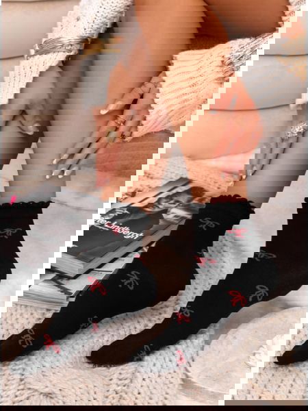 Czarne skarpetki z ozdobnym... 2