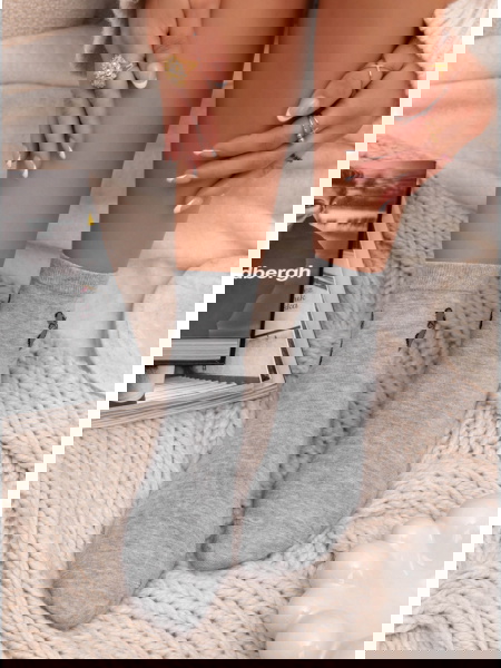 Szare skarpetki z ozdobnym...