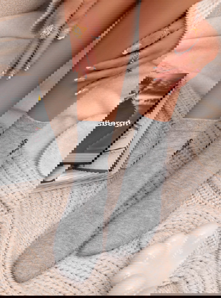 Szare skarpetki z ozdobnym wzorem...