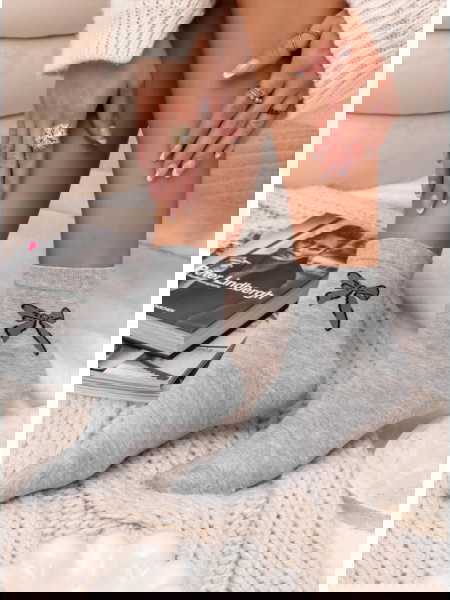 Szare skarpetki z ozdobnym... 2