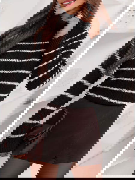 Czarny sweter w paski...