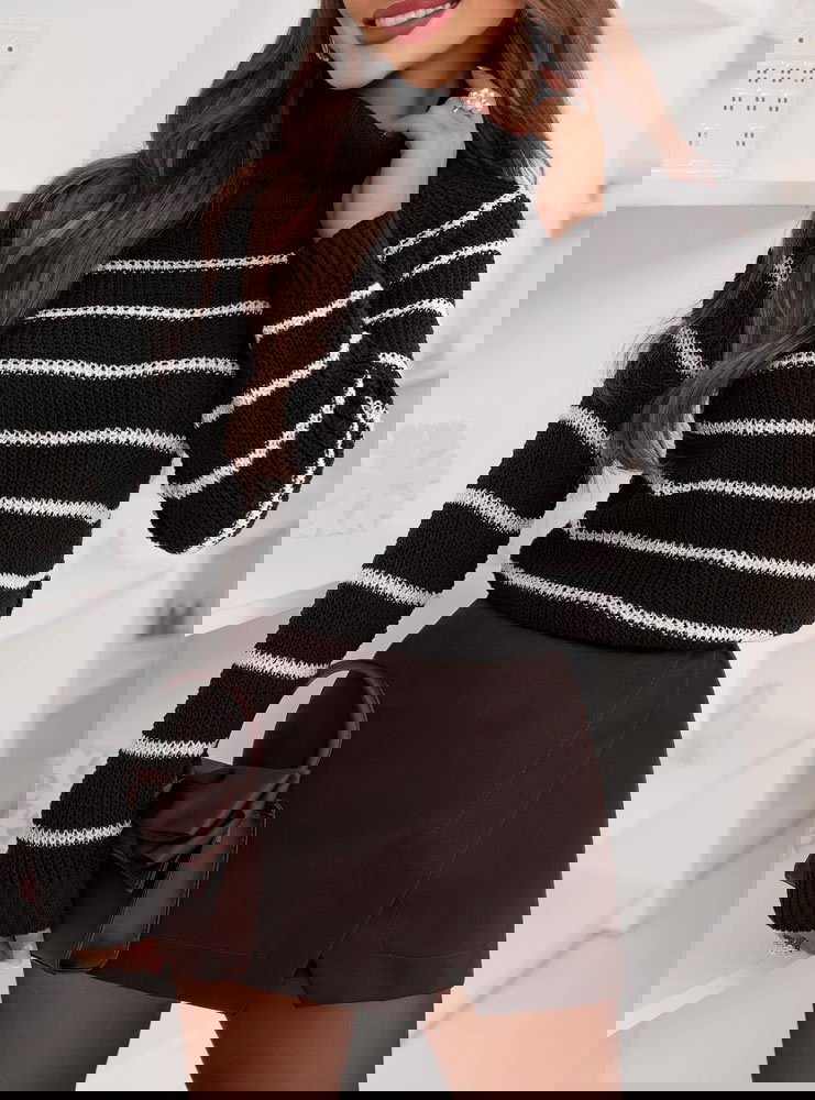 Czarny sweter w paski Chrystallyn