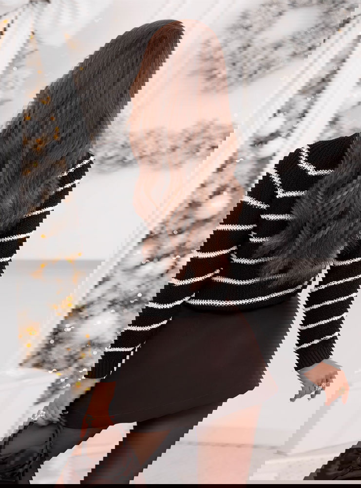 Czarny sweter w paski Chrystallyn