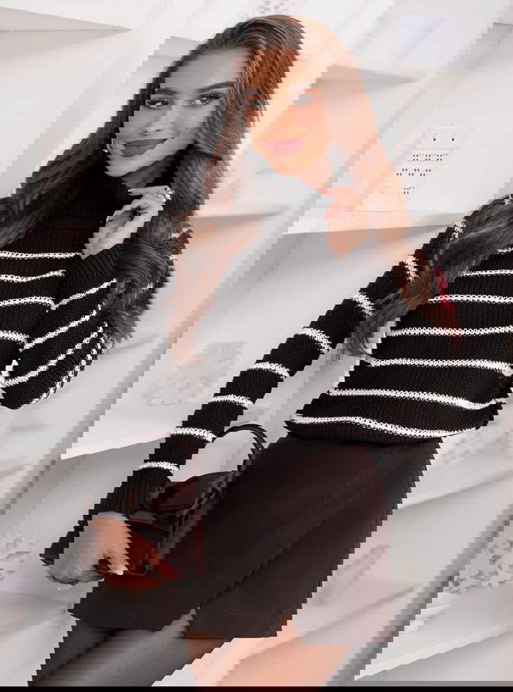 Czarny sweter w paski Chrystallyn