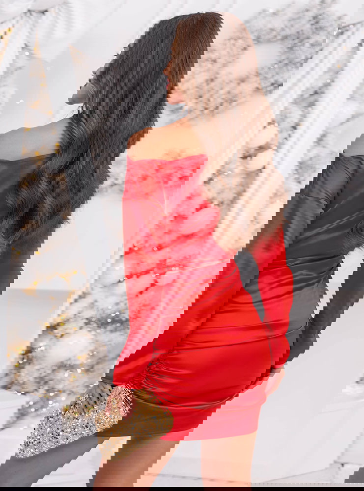 Malinowa sukienka mini z odkrytym...