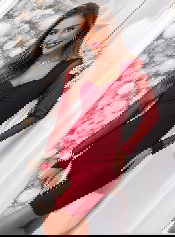 Bordowa sukienka z tiulowymi rękawami...