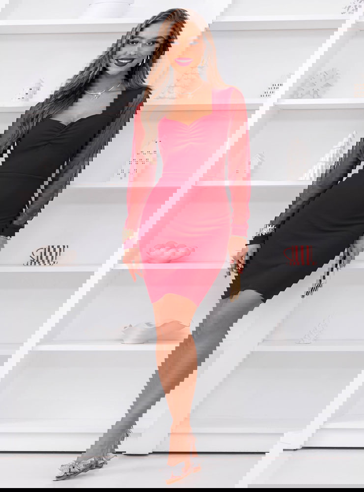 Bordowa sukienka z tiulowymi rękawami...