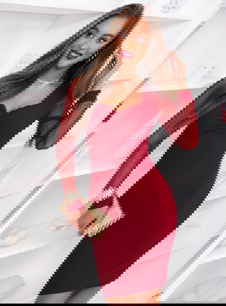 Bordowa sukienka z tiulowymi rękawami...