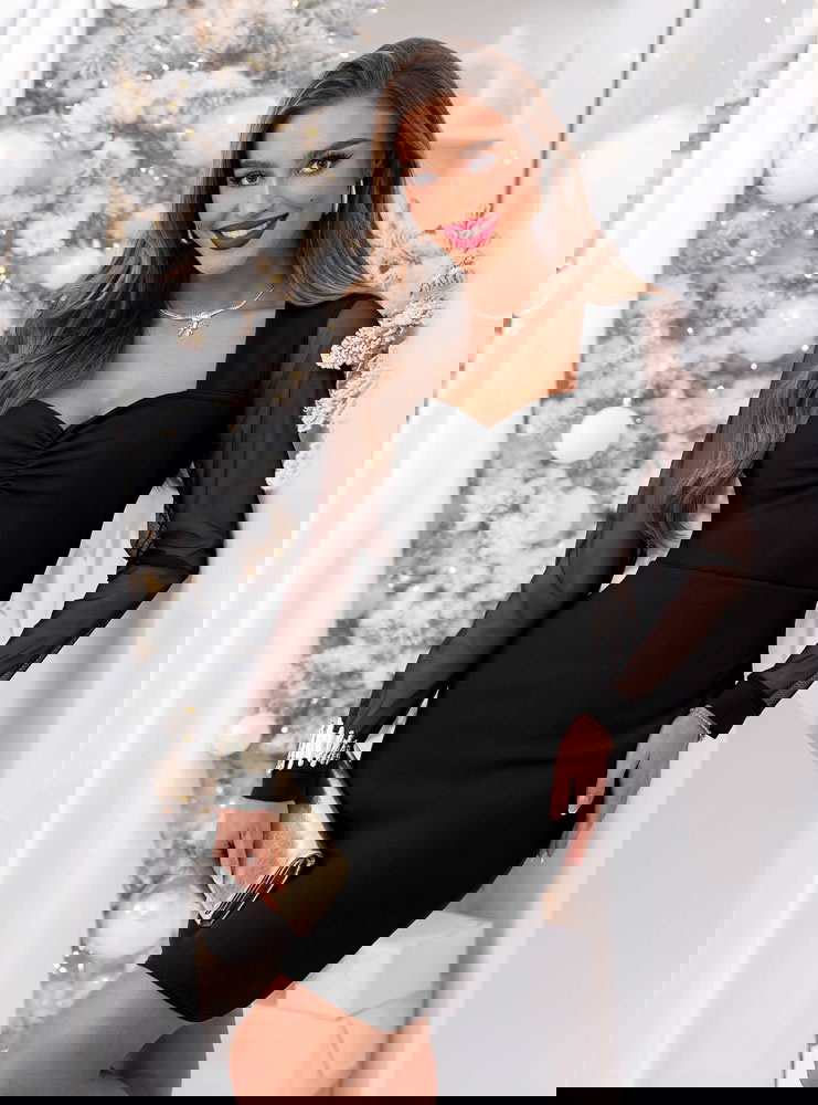 Czarna sukienka z tiulowymi rękawami...