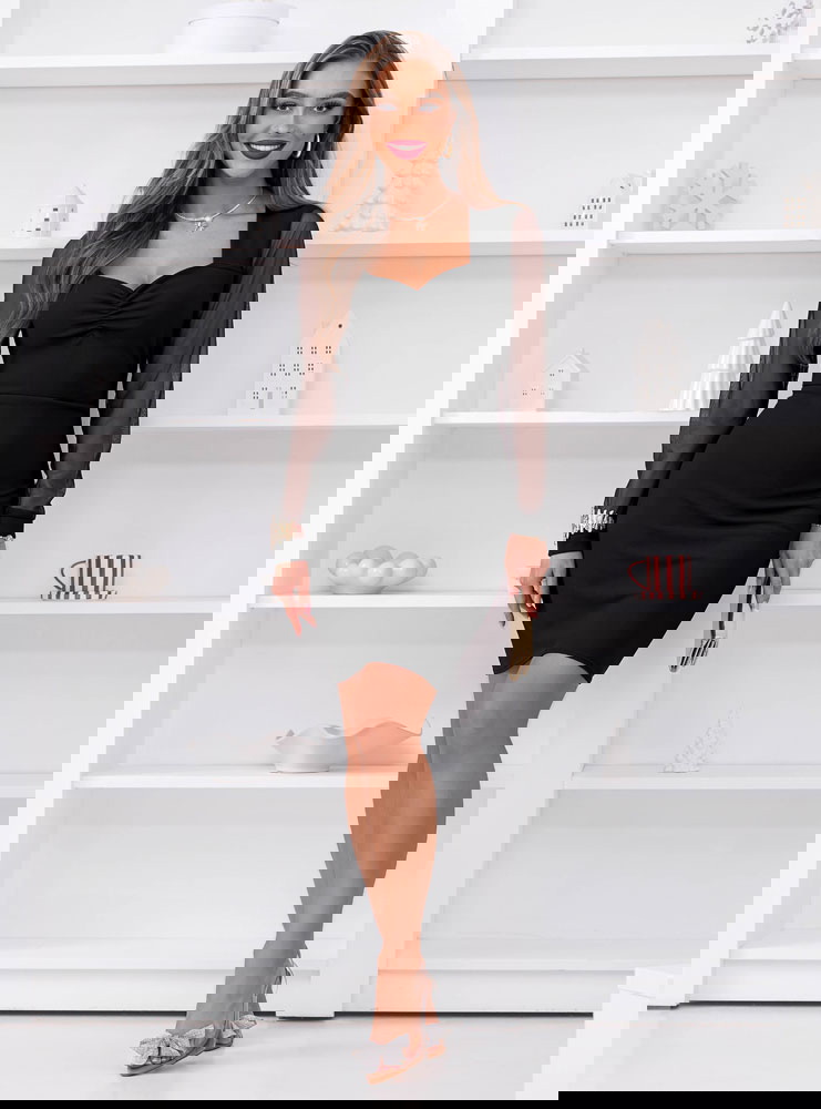 Czarna sukienka z tiulowymi rękawami...