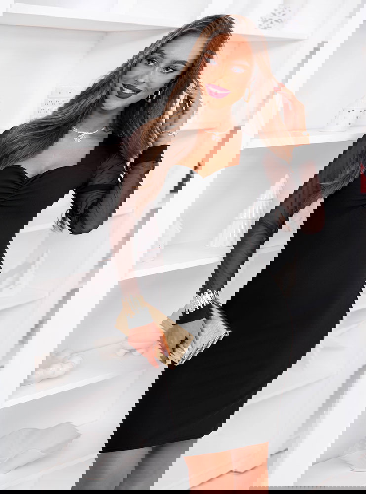 Czarna sukienka z tiulowymi rękawami...