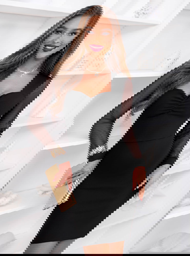 Czarna sukienka z tiulowymi rękawami...