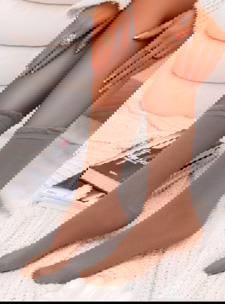 Gładkie skarpetki Jenean - mocha mousse