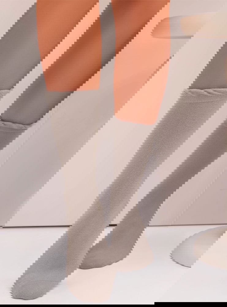 Szare gładkie skarpetki Jenean