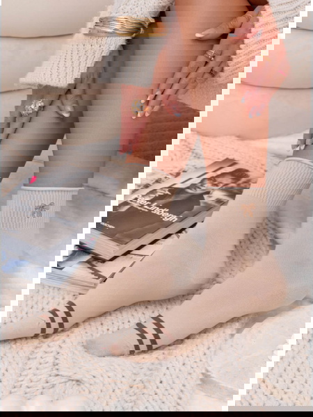 Beżowe skarpetki z ozdobną...