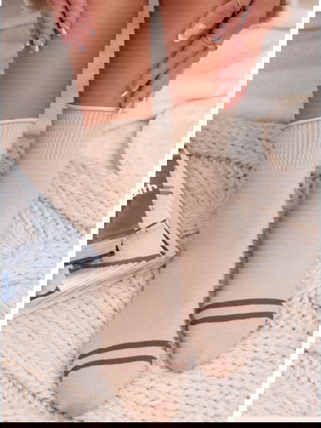 Beżowe skarpetki z ozdobną... 2